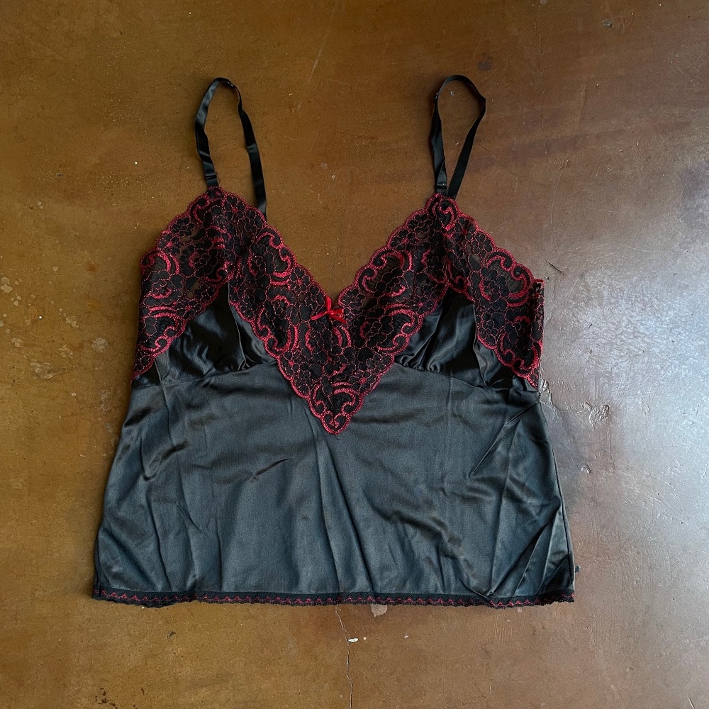 Black Vintage Cropped Satin Red Lace Tank